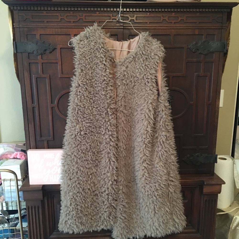 ✨boutique Taupe faux-fur vest✨